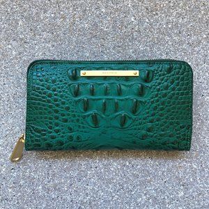 BRAHMIN  WOMEN'S wallet with many compartments, NEW W/OUT TAG